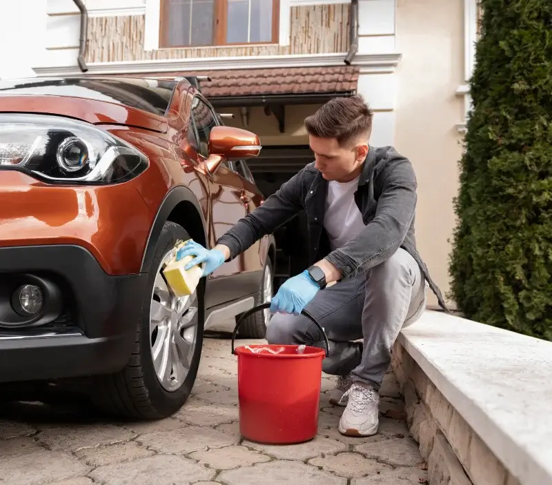 Lavage auto à domicile Frangy-en-Bresse : professionnel intervenant sur un véhicule